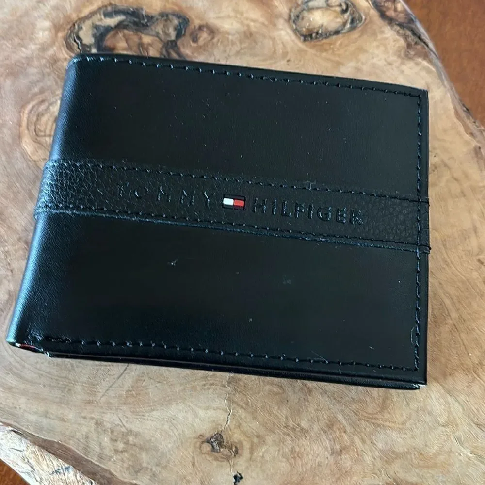 Tommy Hilfiger Men's Passcase Wallet with Removable ID Window